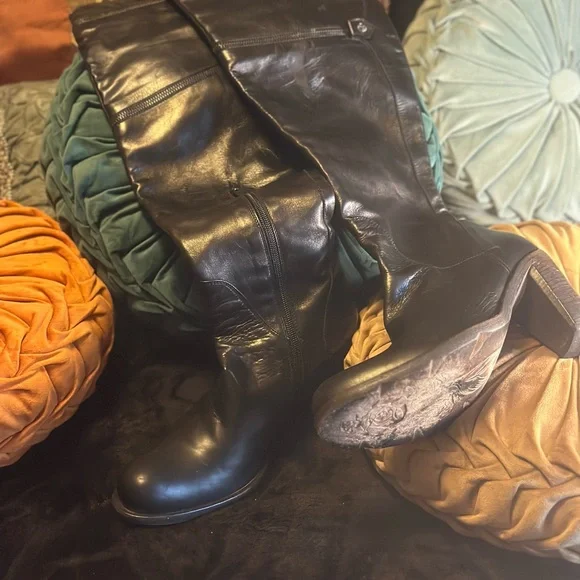 🔥🔥These boots are freaking awesome over the knee made in Italy